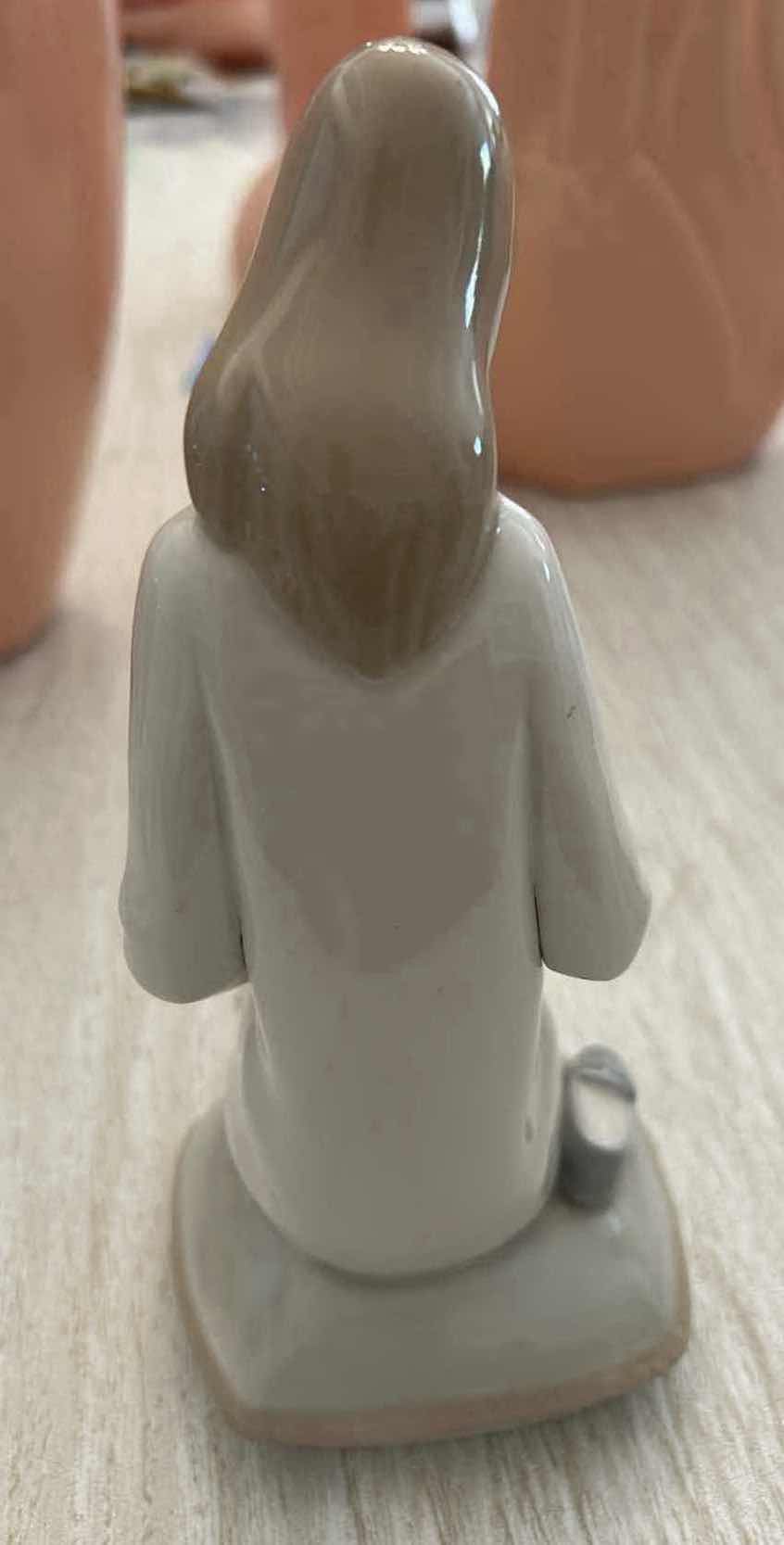 Photo 1 of PORCELAIN "LITTLE GIRL WITH SLIPPERS " BY MARTINEZ FOR LLADRO H 8"
