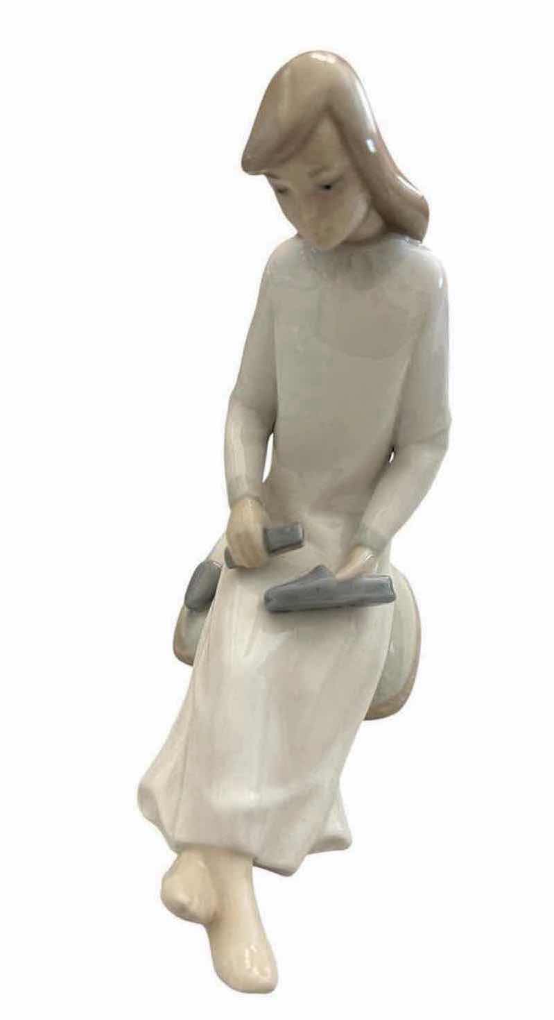 Photo 1 of PORCELAIN "LITTLE GIRL WITH SLIPPERS " BY MARTINEZ FOR LLADRO H 8"