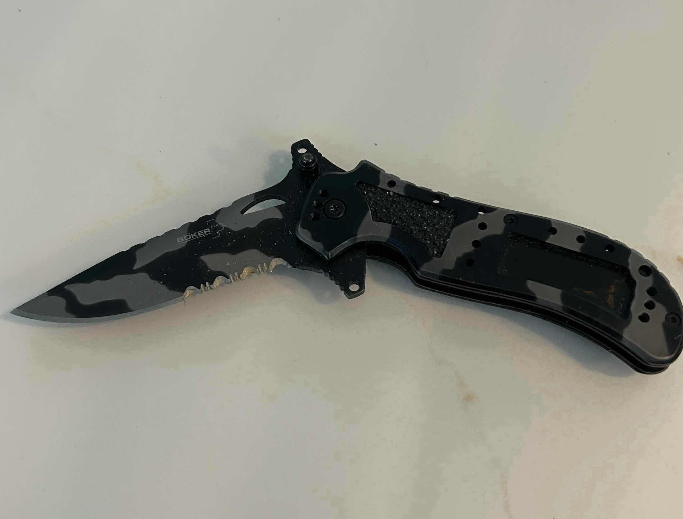 Photo 1 of BOKER PLUS CAMO DEFENDER LINER FOLDING KNIFE W CAMO FINISH & PARTIAL SERRATED BLADE