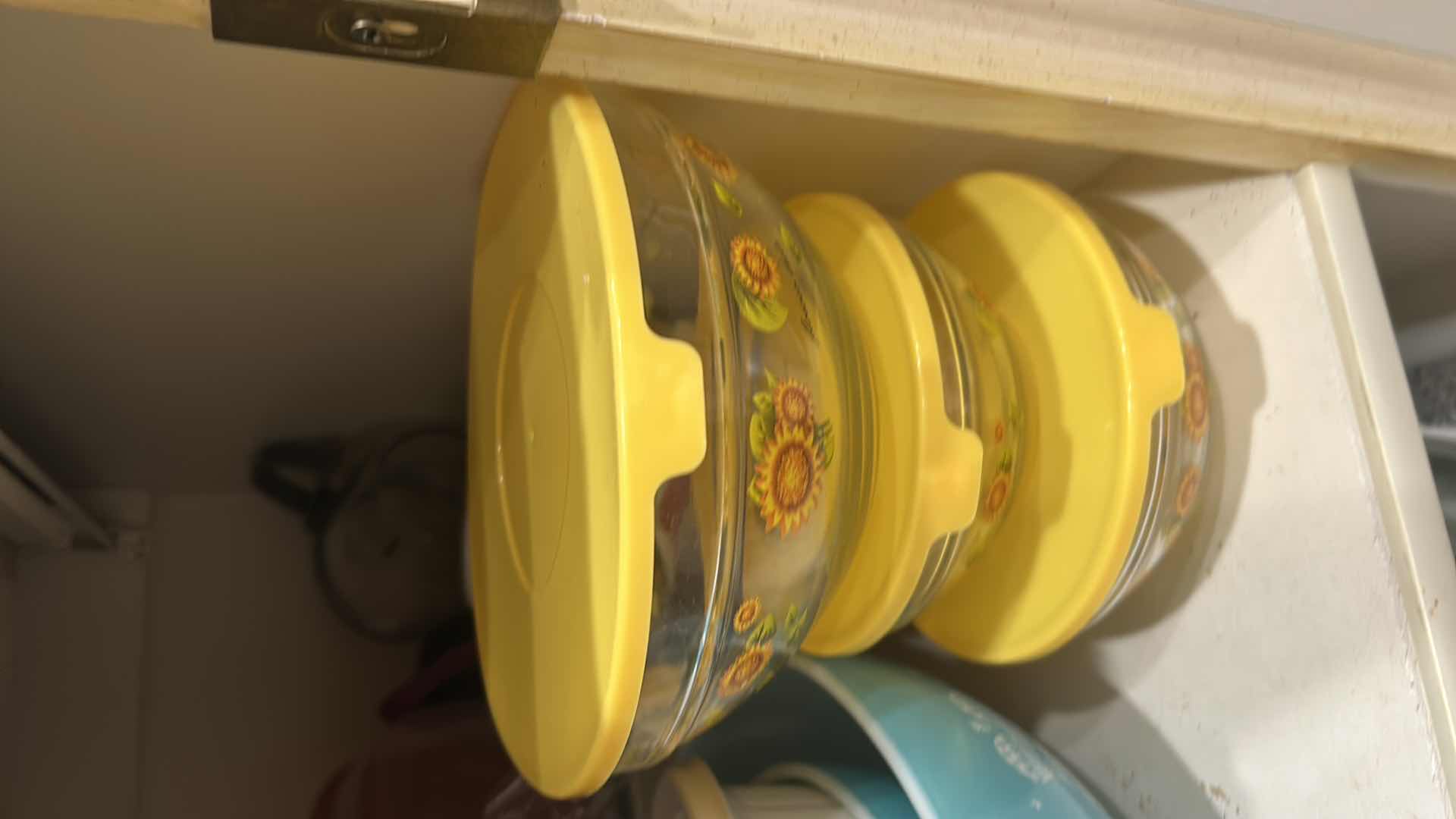 Photo 1 of CONTENTS OF SHELF PYREX ASSORTED BOWLS