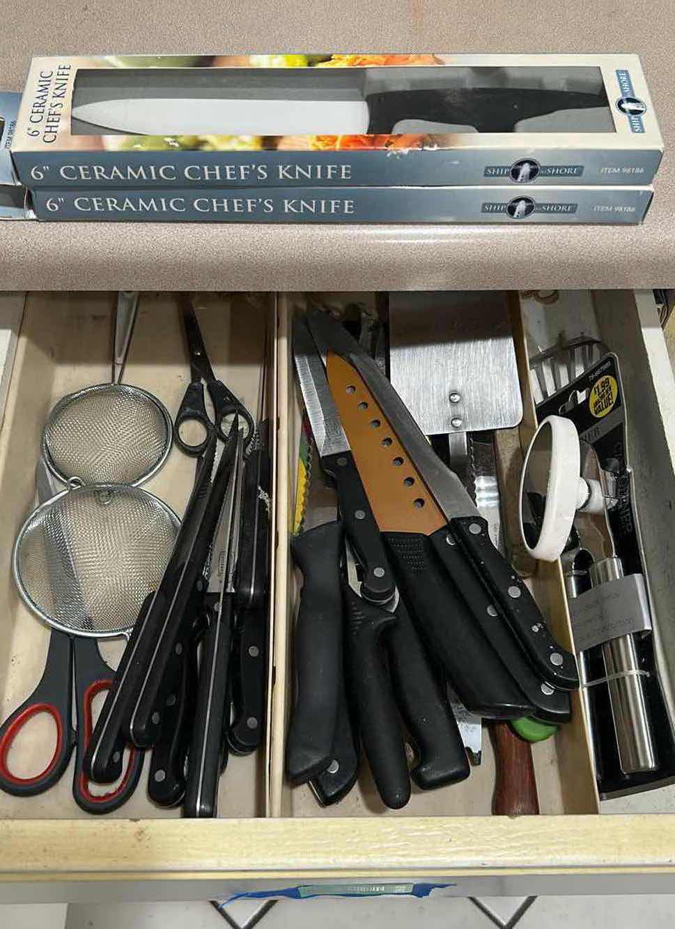 Photo 1 of CONTENTS OF DRAWER KNIVES