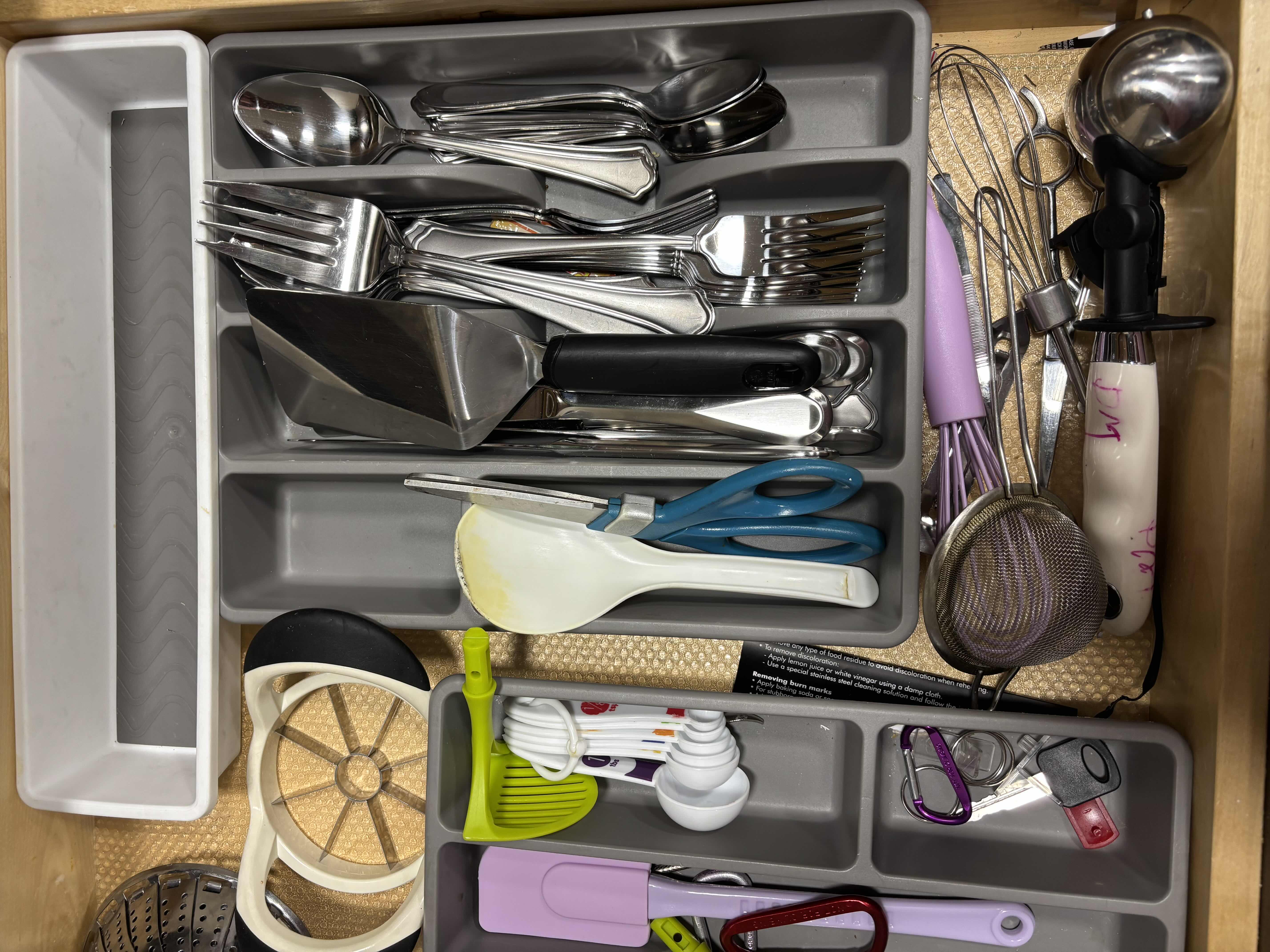 Photo 1 of CONTENTS OF KITCHEN DRAWER