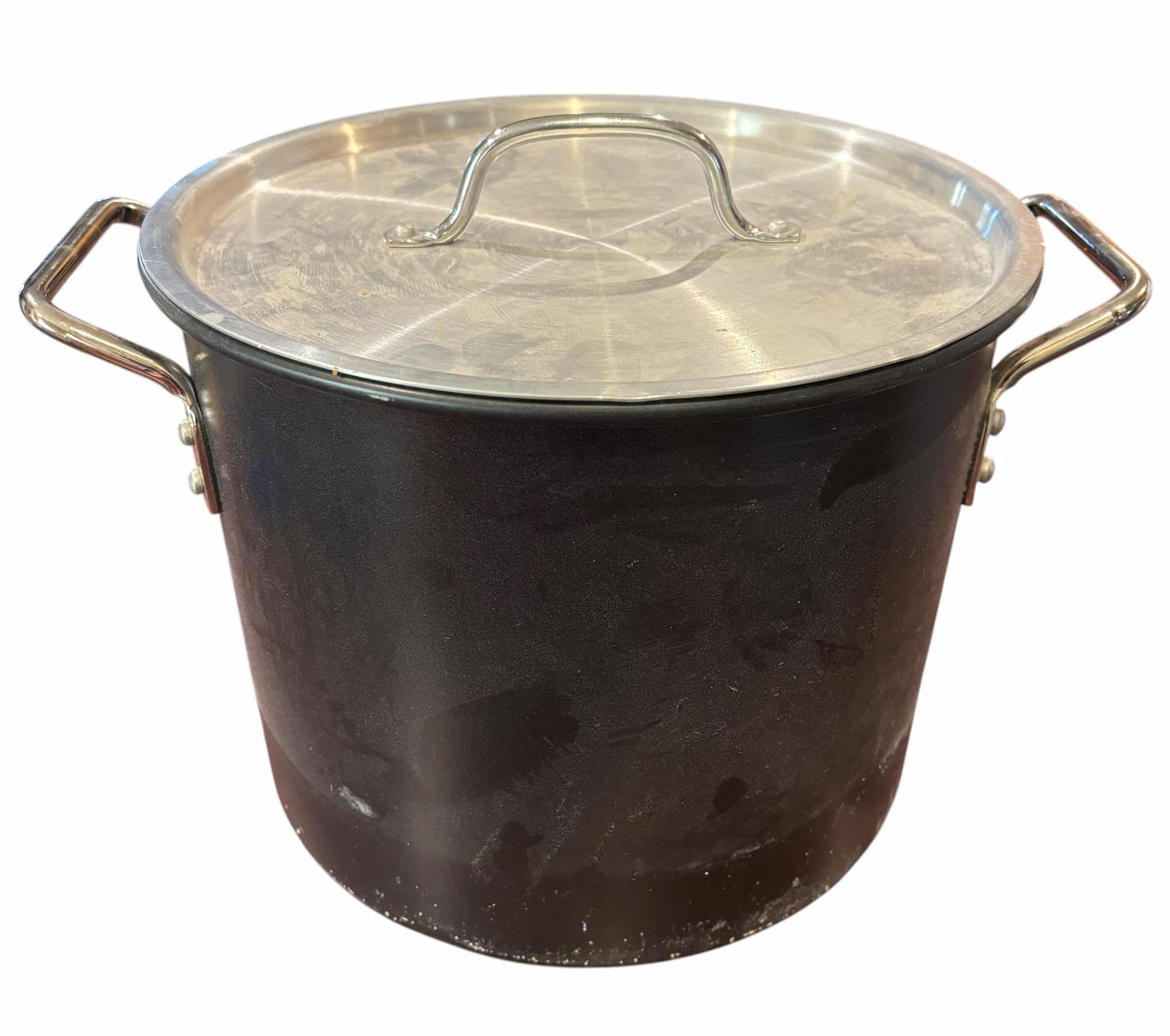 View 2 of SET OF THREE STOCK, LARGEST 16 QUARTS