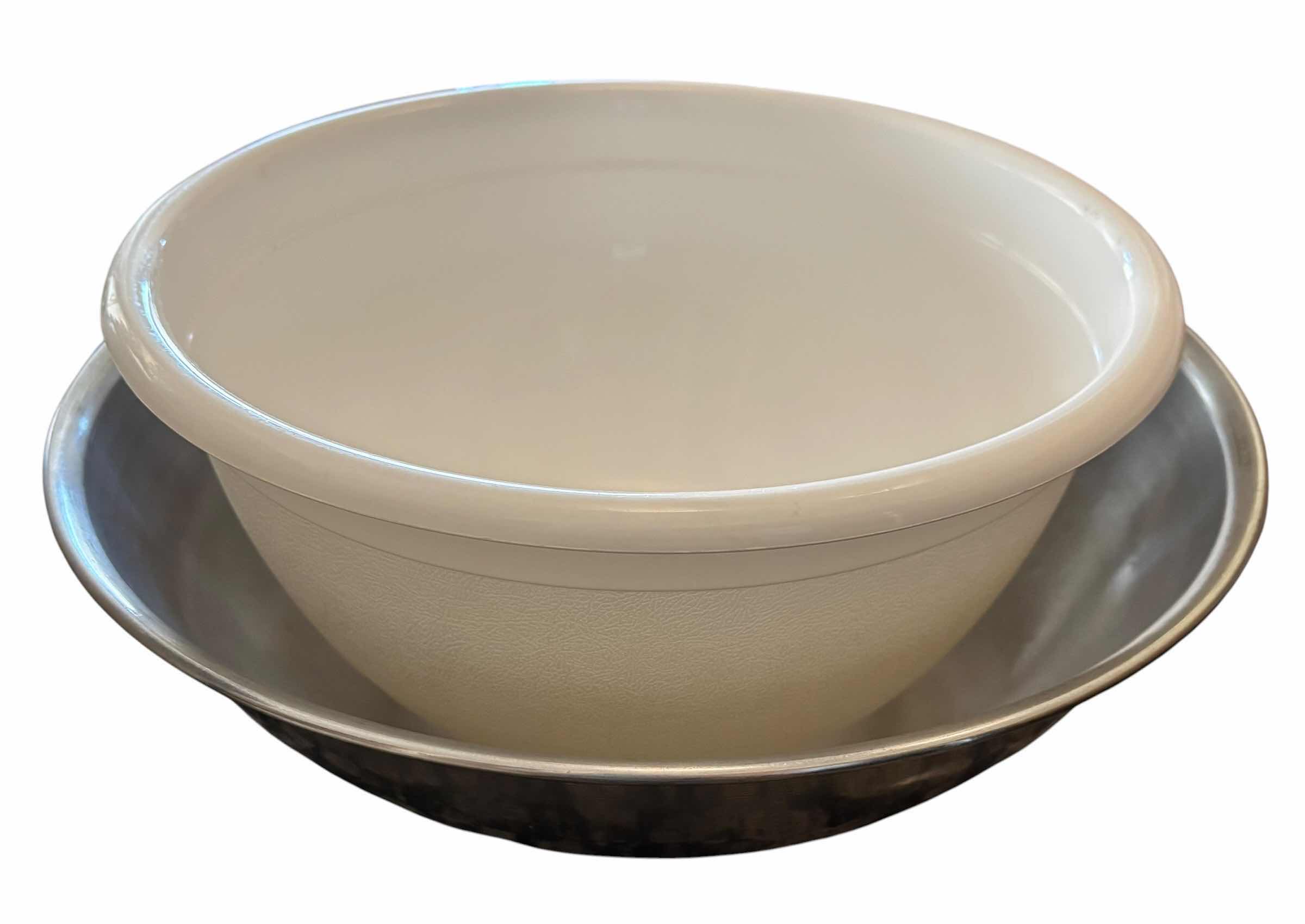 Photo 1 of VINTAGE REGENCY CLUB CASSEROLE DISH, MIXING BOWLS (2), COLANDERS (2), SALAD SPINNER, SMALL CASSEROLE DISHES & NIB FRYING BASKETS (4)