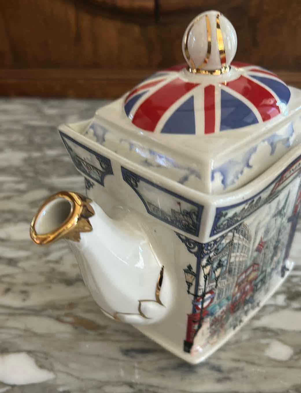 Photo 1 of VINTAGE JAMES SADLER " PICCADILLY " TEAPOT H 7"
