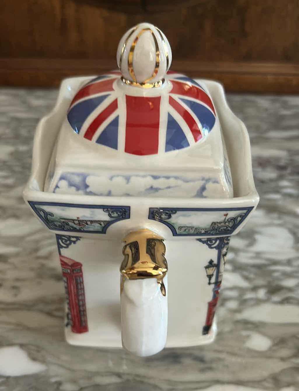 Photo 1 of VINTAGE JAMES SADLER " PICCADILLY " TEAPOT H 7"