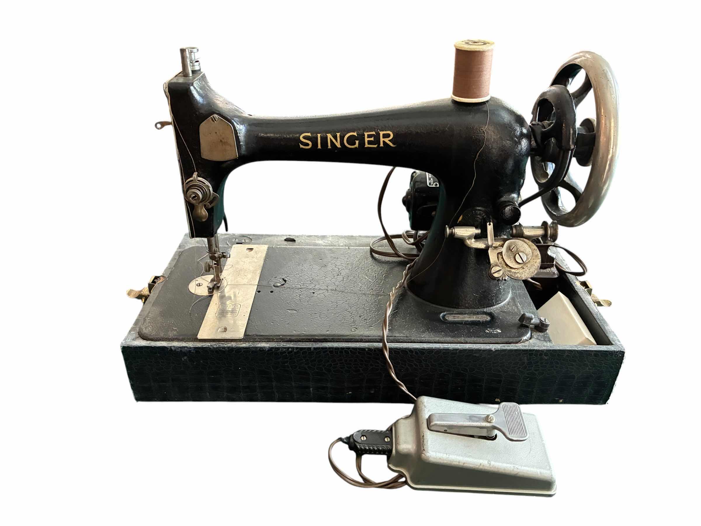 Photo 1 of 1898 ANTIQUE SINGER SEWING MACHINE W CASE MODEL 127
