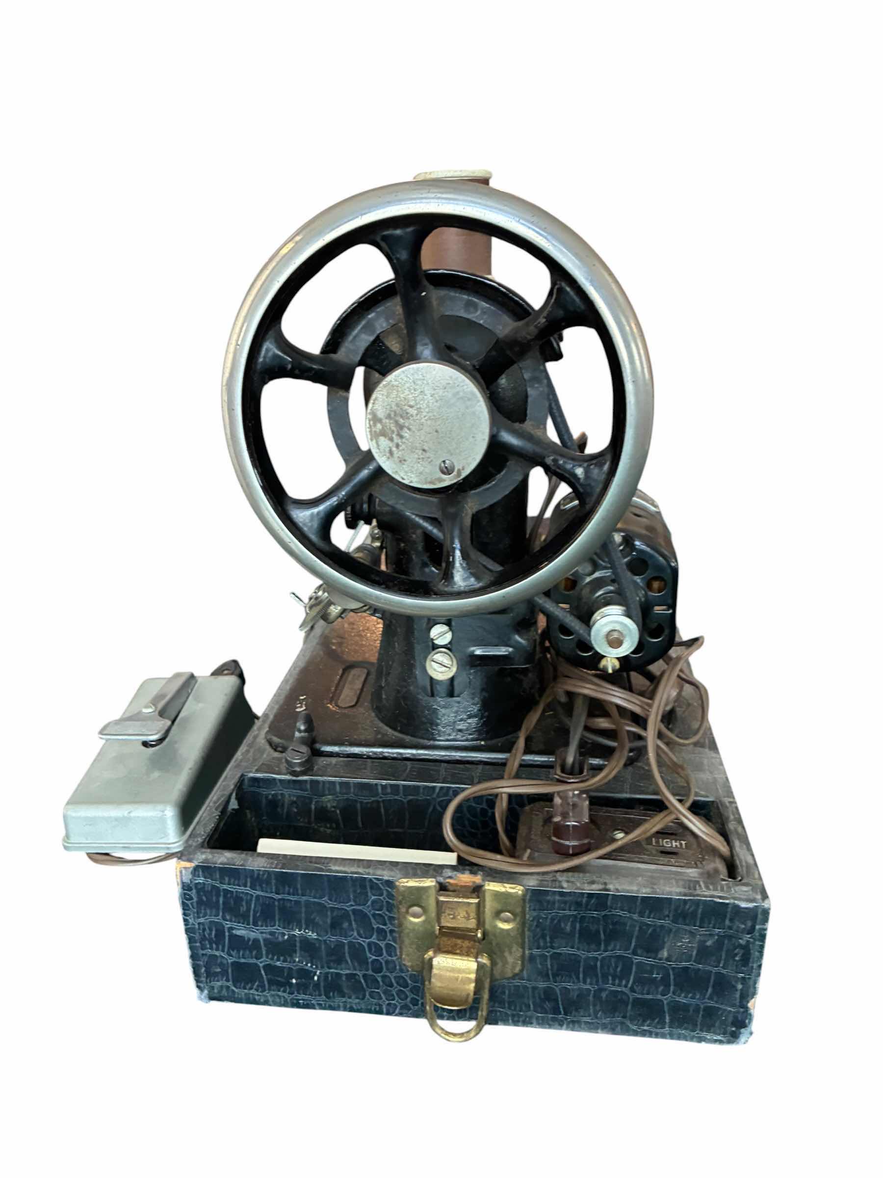 Photo 1 of 1898 ANTIQUE SINGER SEWING MACHINE W CASE MODEL 127