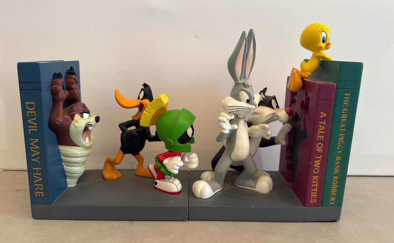 Photo 1 of CERAMIC BUGS BUNNY BOOKENDS H7”