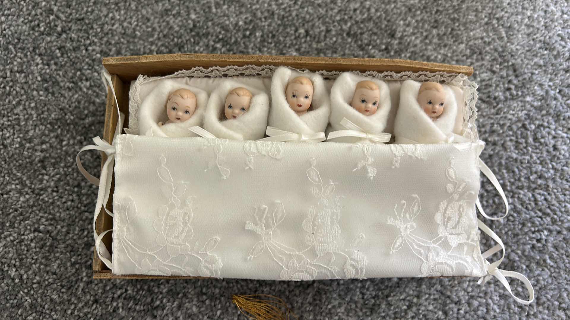 Photo 1 of VINTAGE 1930S EFFANBEE "WEE PATSY" STYLE COMPOSITION BABY DOLL SET 8” x H4.5”