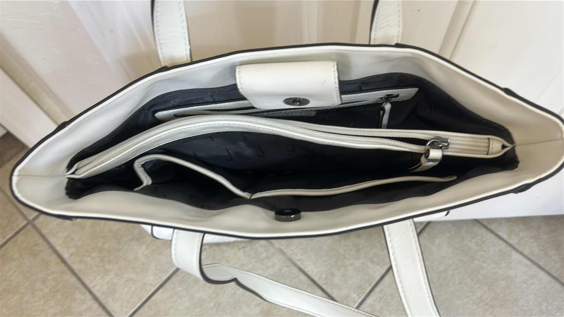 Photo 1 of SIMPLY VERA BY VERA TOTE BAG S