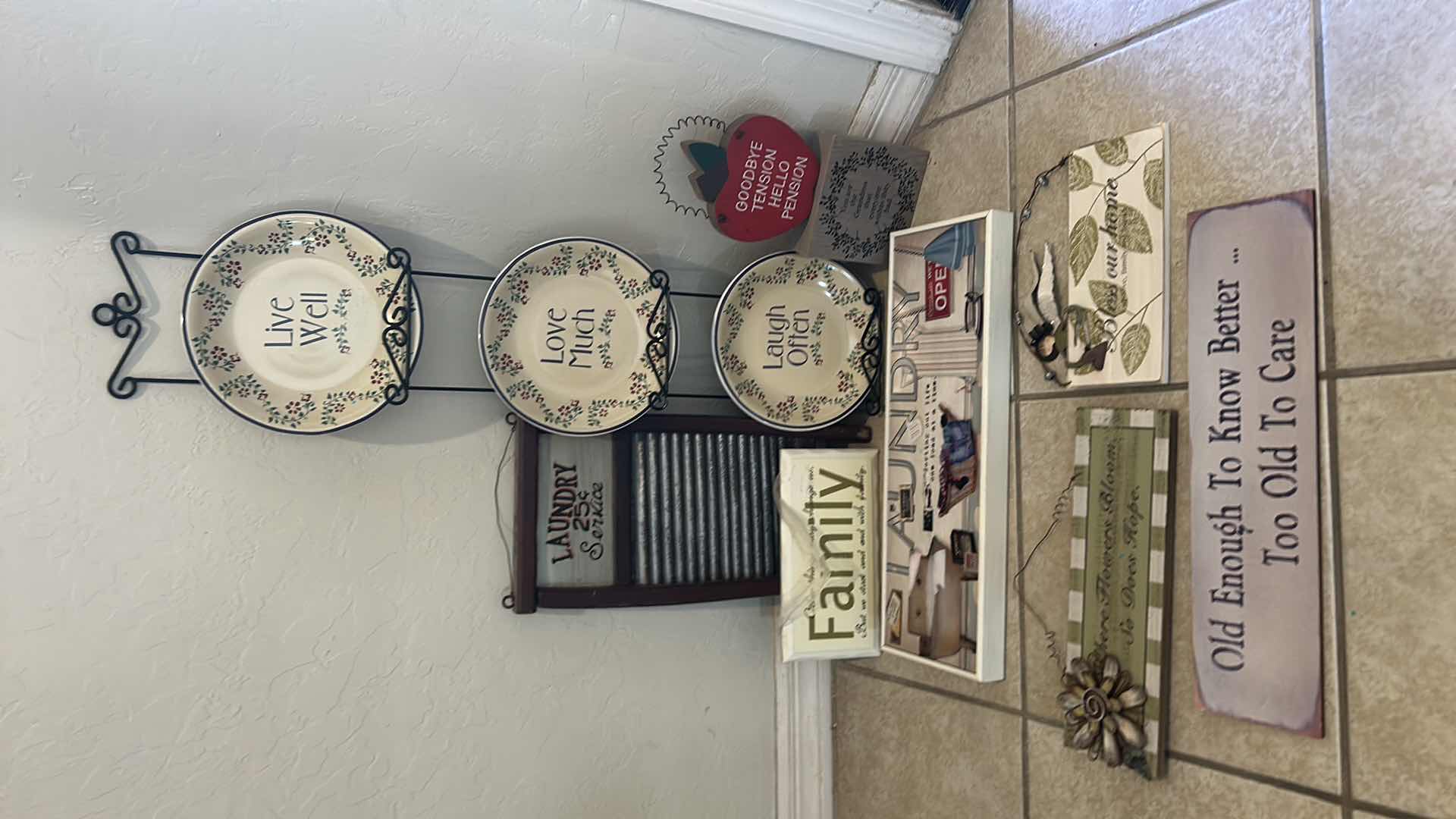 Photo 1 of HOME DÉCOR & WALL SIGNS,
DECORATIVE PLATES W METAL DISPLAY RACI