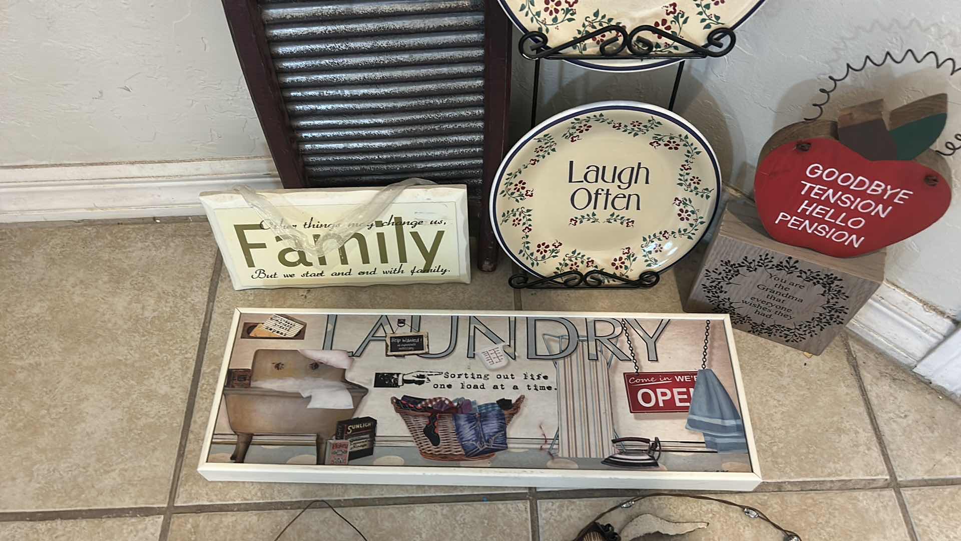 Photo 1 of HOME DÉCOR & WALL SIGNS,
DECORATIVE PLATES W METAL DISPLAY RACI