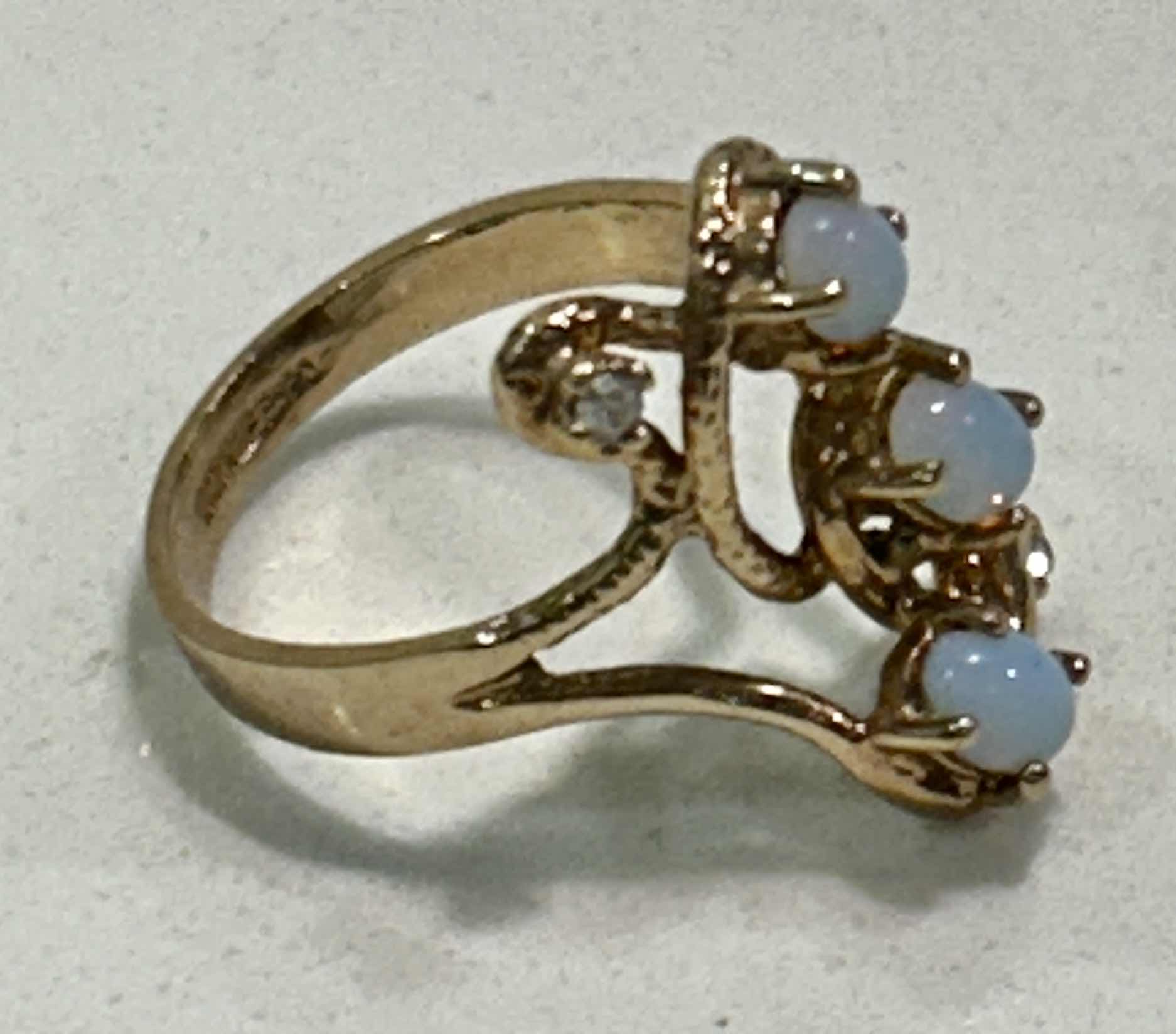 Photo 1 of 1970S 18 K GOLD PLATED TRIPLE OPAL OPALITE BRUTALIST RING ESTIMATED SIZE 7