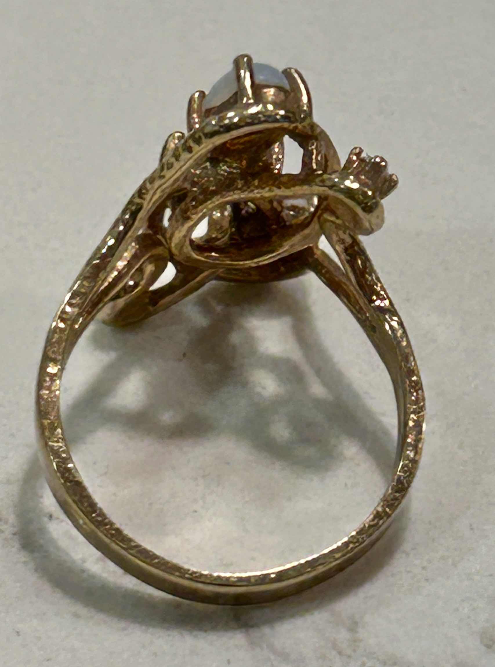 Photo 1 of 1970S 18 K GOLD PLATED TRIPLE OPAL OPALITE BRUTALIST RING ESTIMATED SIZE 7