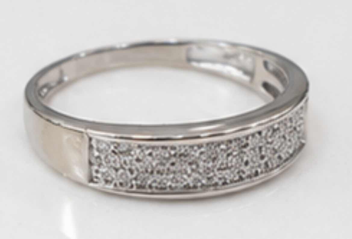 Photo 1 of 10K WHITE GOLD DIAMOND RING
0.50CTW 2.3G (EST SIZE 6-7) #39 $2,100