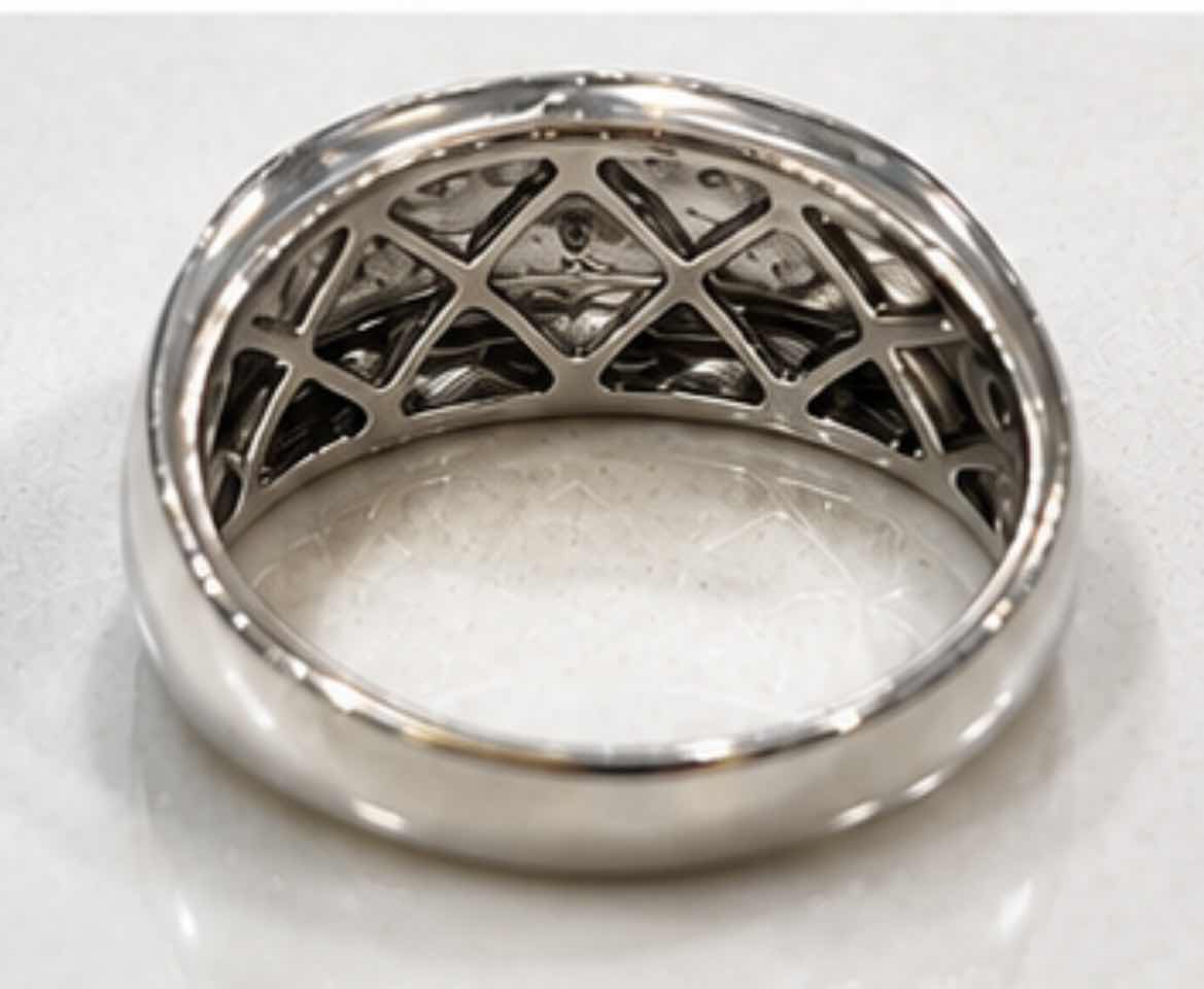 Photo 1 of 10K WHITE GOLD DIAMOND RING
0.50 CTW 5.2G (EST SIZE 9-10) #43 $2,800
