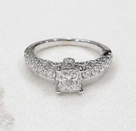 Photo 1 of 14K WHITE GOLD W 1CTW PRINCESS CUT CENTER DIAMOND & 1.5K SURROUNDING DIAMONDS 3.9G (EST SIZE 6-7) #20