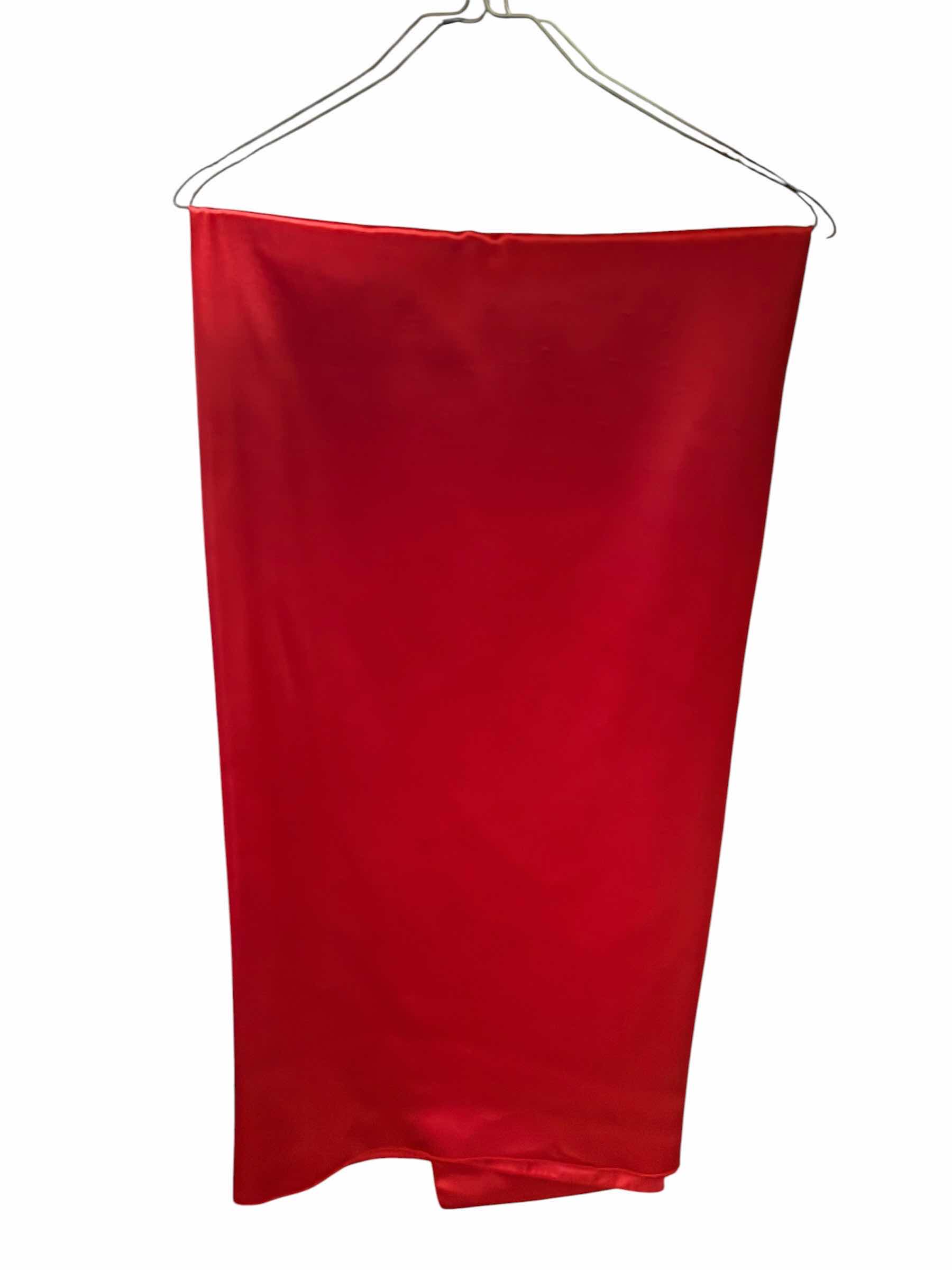 Photo 1 of 90” ROUND RED SATIN REVERSIBLE TABLE LINEN