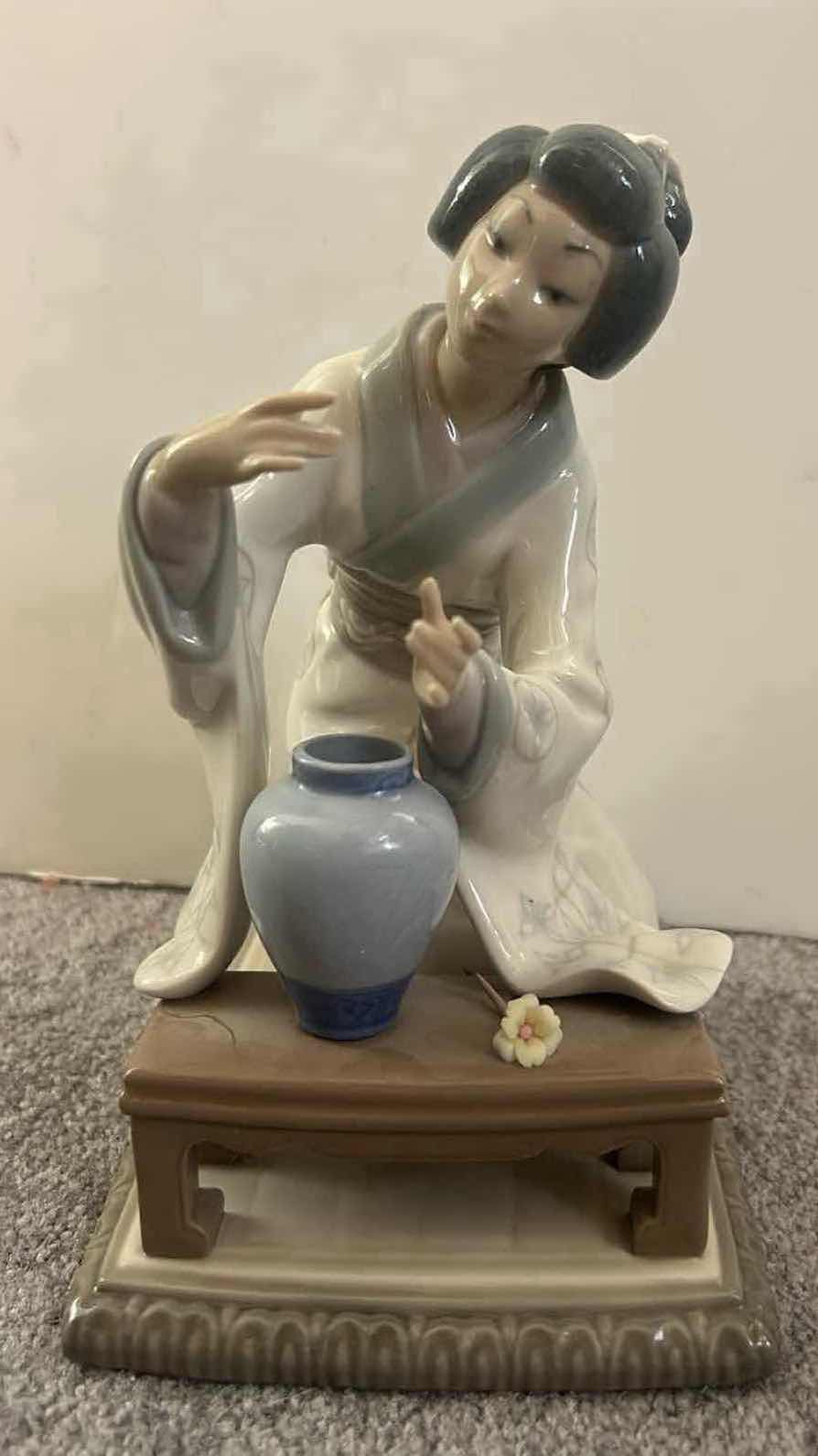 Photo 1 of LLADRÓ “GEISHA WITH VASE” PORCELAIN FIGURINE H7.5”