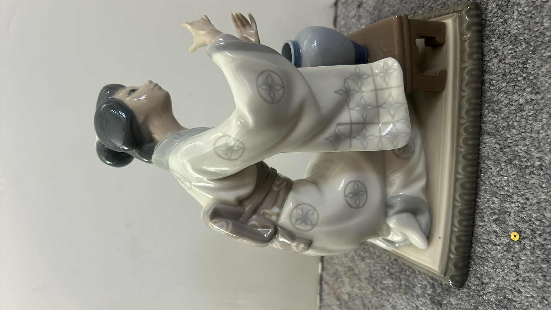 Photo 1 of LLADRÓ “GEISHA WITH VASE” PORCELAIN FIGURINE H7.5”