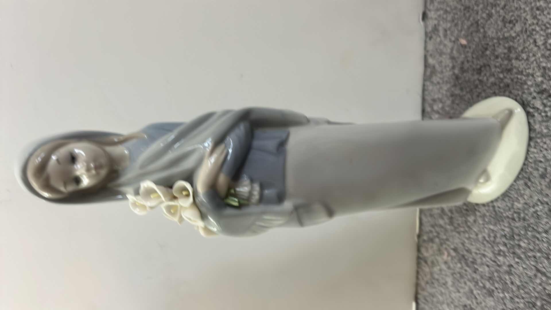 Photo 1 of LLADRO "GIRL WITH CALLA LILIES" FIGURINE H9.5”