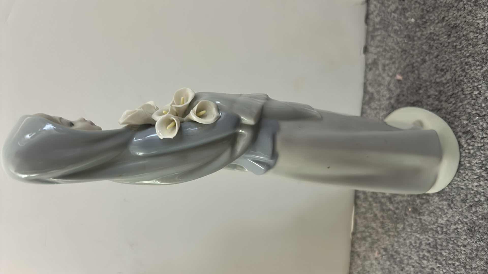 Photo 1 of LLADRO "GIRL WITH CALLA LILIES" FIGURINE H9.5”