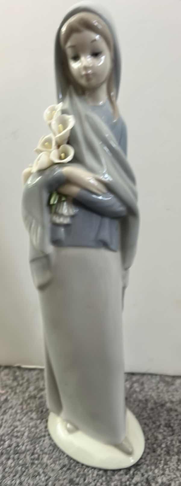Photo 1 of LLADRO "GIRL WITH CALLA LILIES" FIGURINE H9.5”