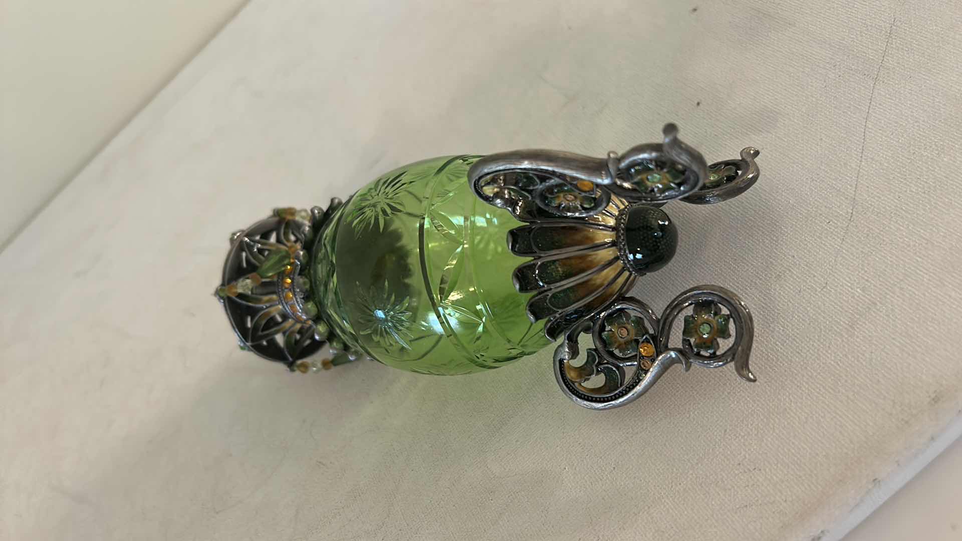 Photo 1 of ANTIQUE VICTORIAN STYLE GREEN GLASS PERFUME BOTTLE / DIFFUSER