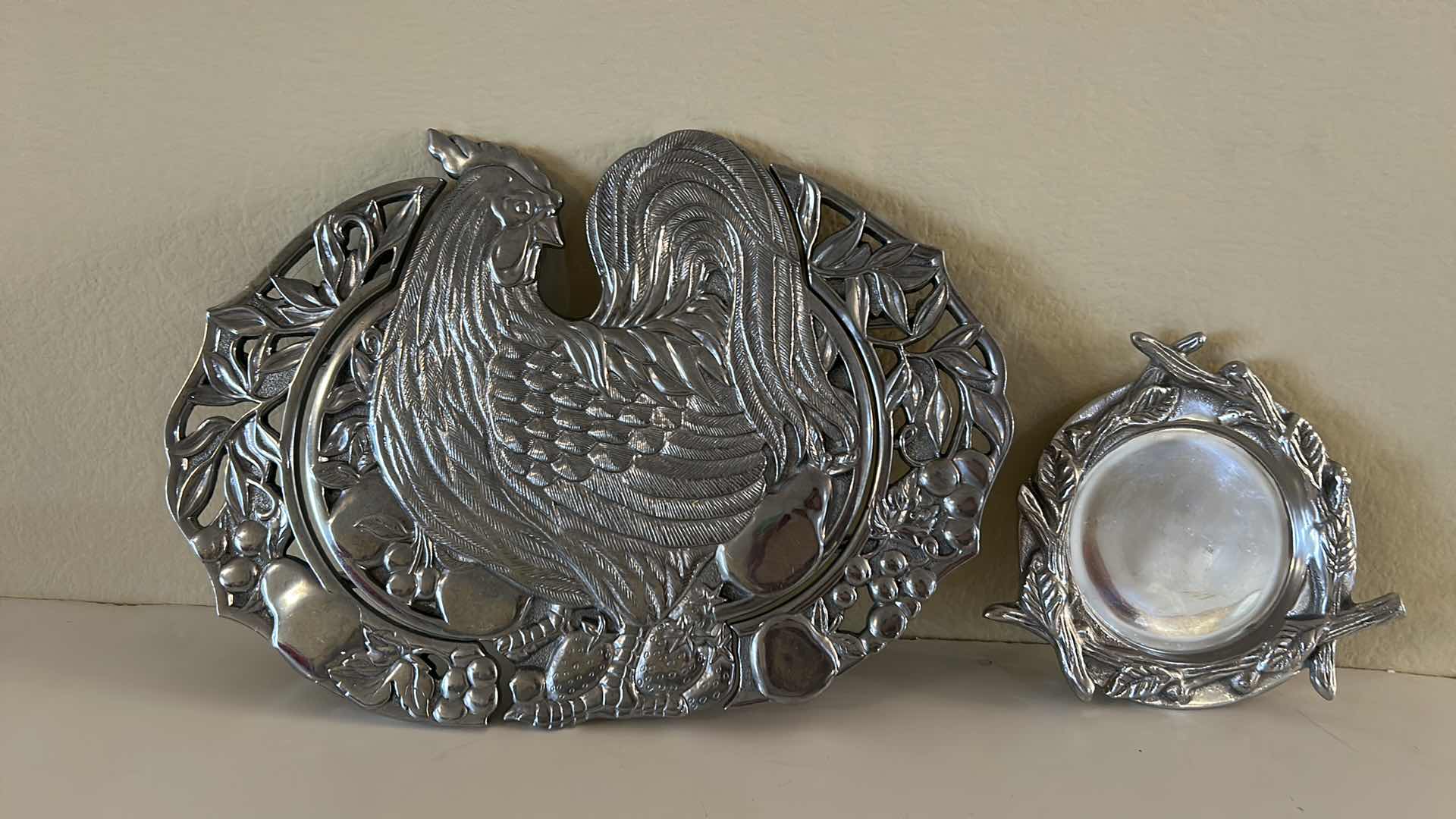 Photo 1 of LENOX EN PROVENCE ROOSTER EXPANDABLE TRIVET & ARTHUR COURT CAST ALUMINUM DECOR DISH
