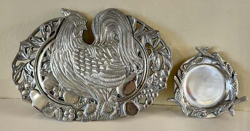 Photo 1 of LENOX EN PROVENCE ROOSTER EXPANDABLE TRIVET & ARTHUR COURT CAST ALUMINUM DECOR DISH