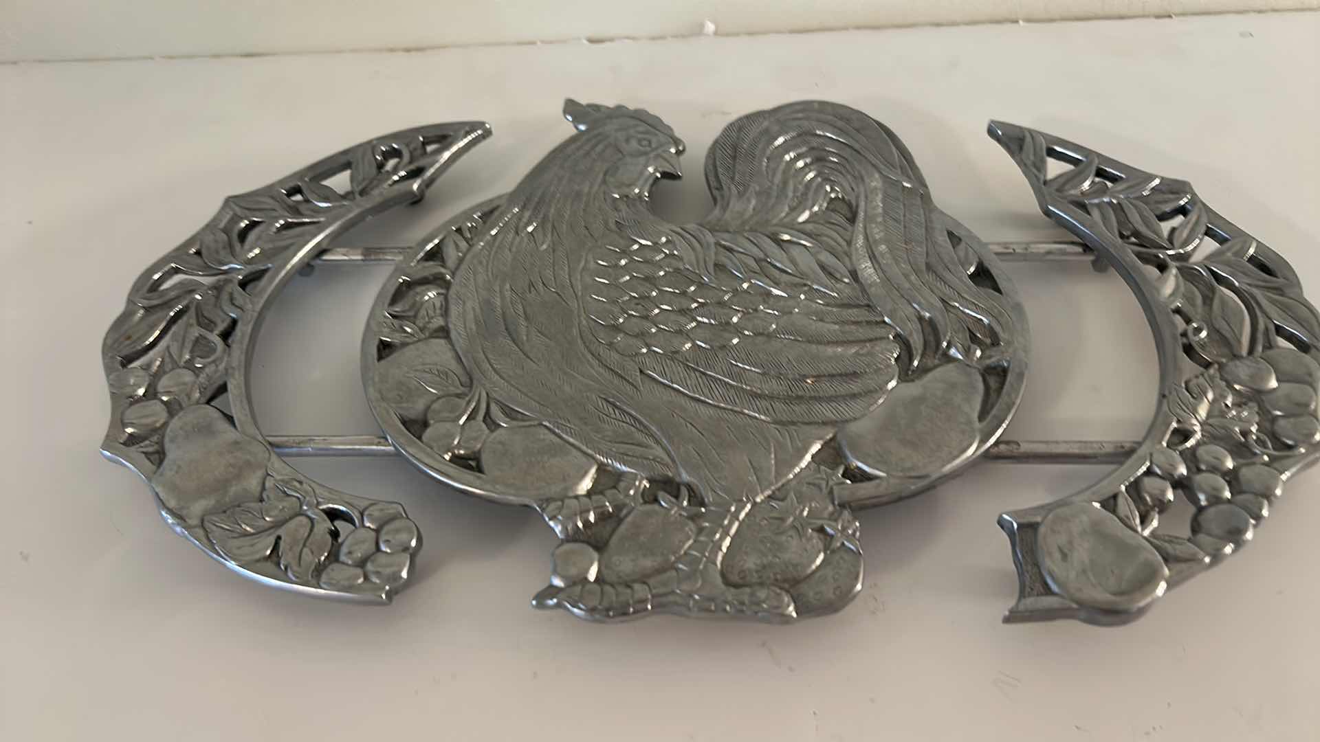 Photo 1 of LENOX EN PROVENCE ROOSTER EXPANDABLE TRIVET & ARTHUR COURT CAST ALUMINUM DECOR DISH
