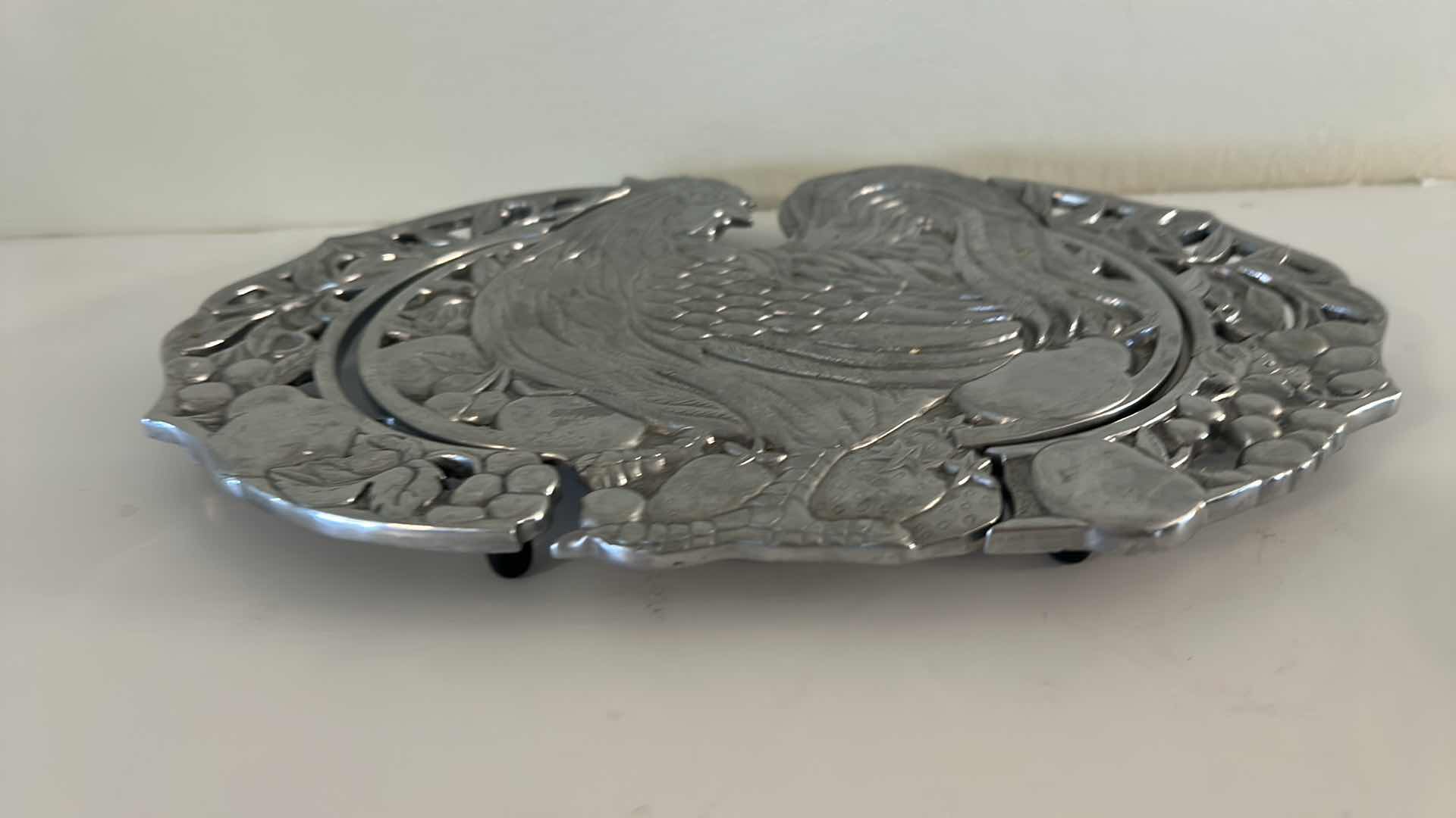 Photo 1 of LENOX EN PROVENCE ROOSTER EXPANDABLE TRIVET & ARTHUR COURT CAST ALUMINUM DECOR DISH