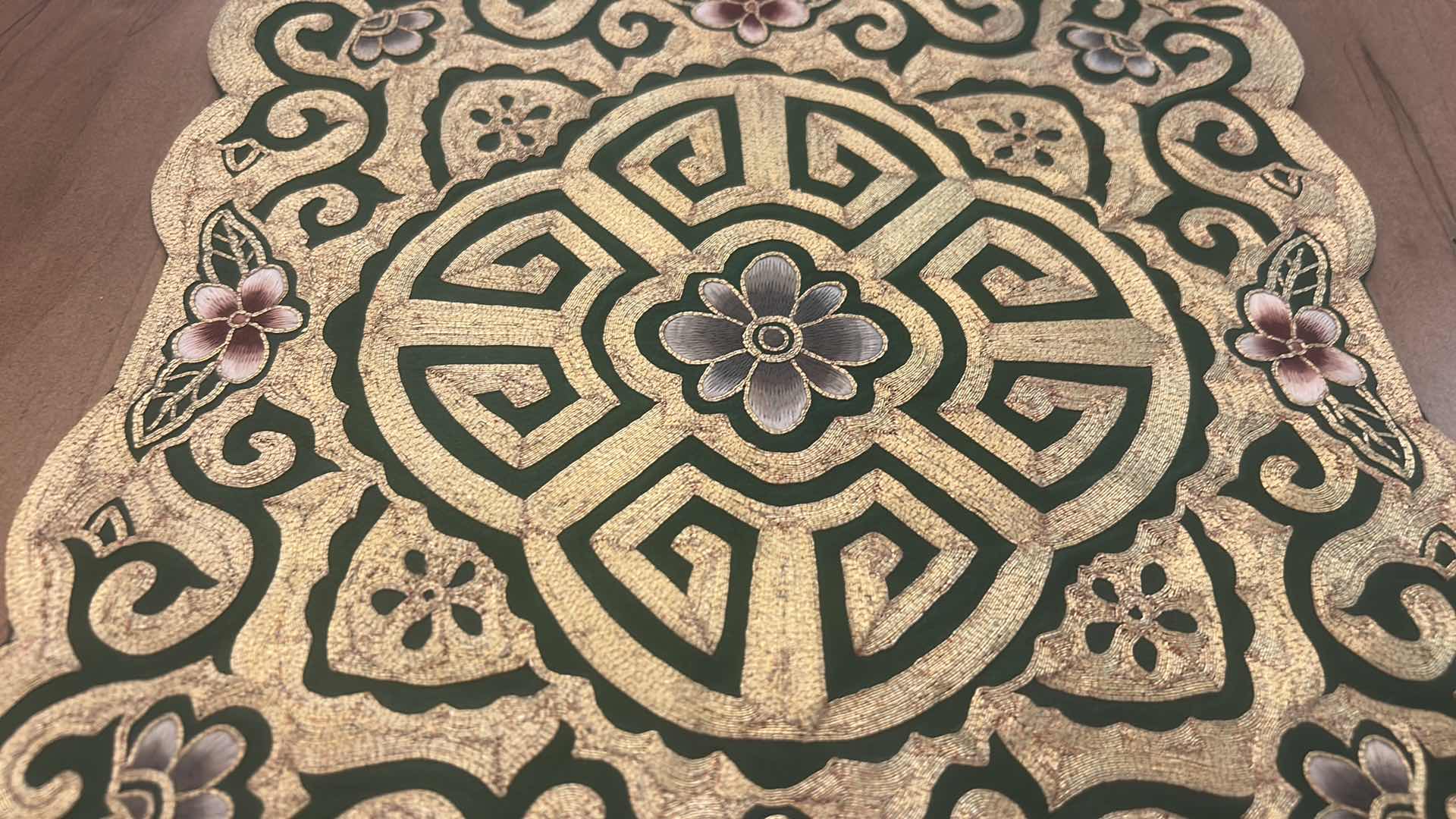 Photo 1 of 3 VINTAGE CHINESE SILK EMBROIDERED DOILIES/TABLE MAT