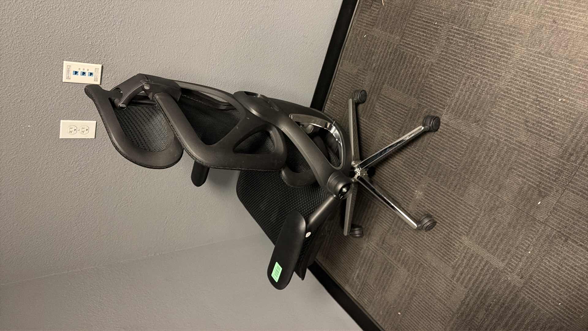 Photo 1 of Mesh ergonomic office chair