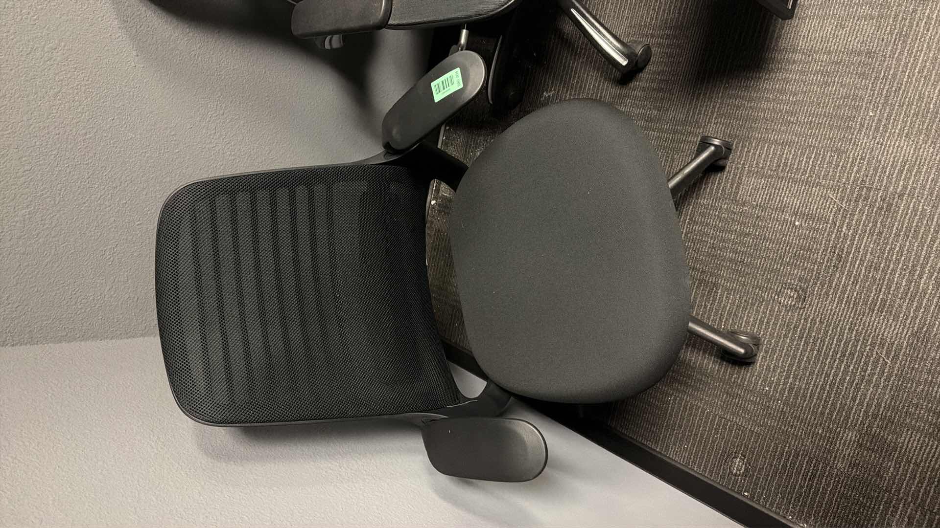 Photo 1 of Mesh office chair