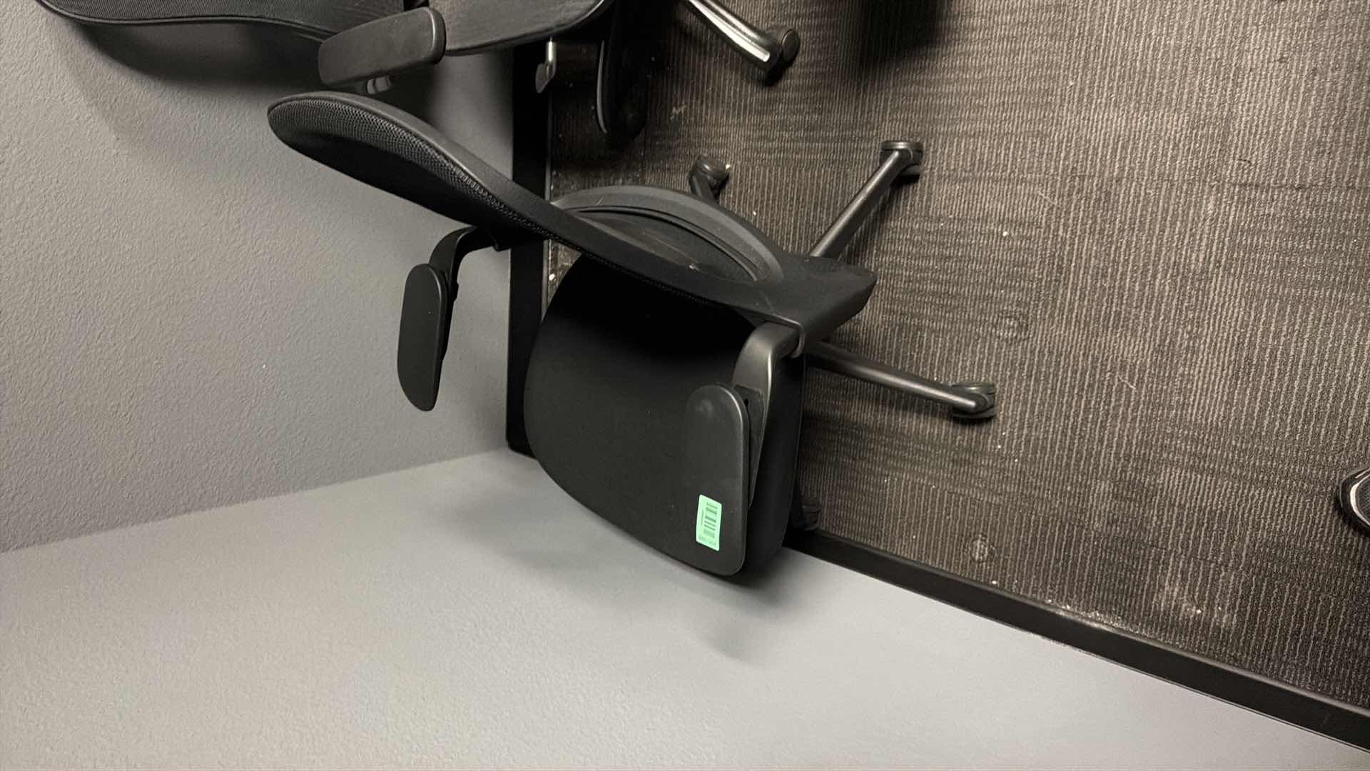 Photo 1 of Mesh office chair