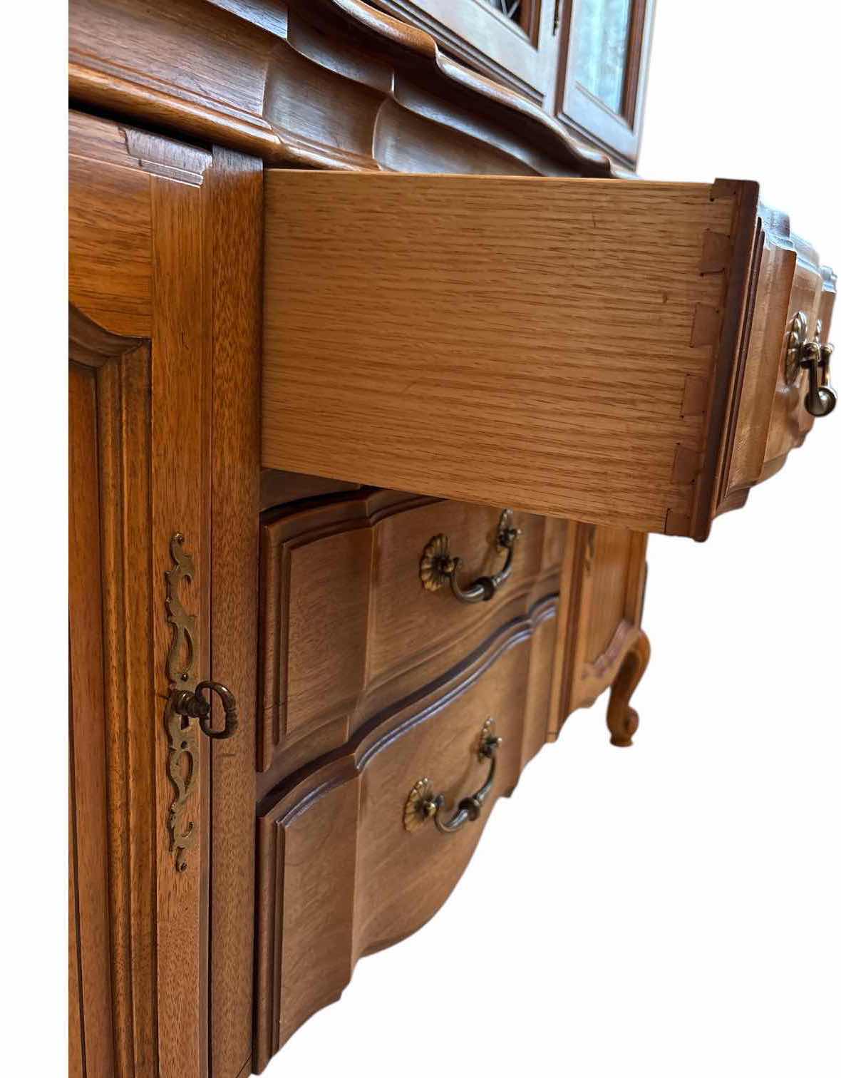 Photo 1 of VINTAGE THOMASVILLE COUNTRY FRENCH DISPLAY CABINET 49.5”X16.5”H74”