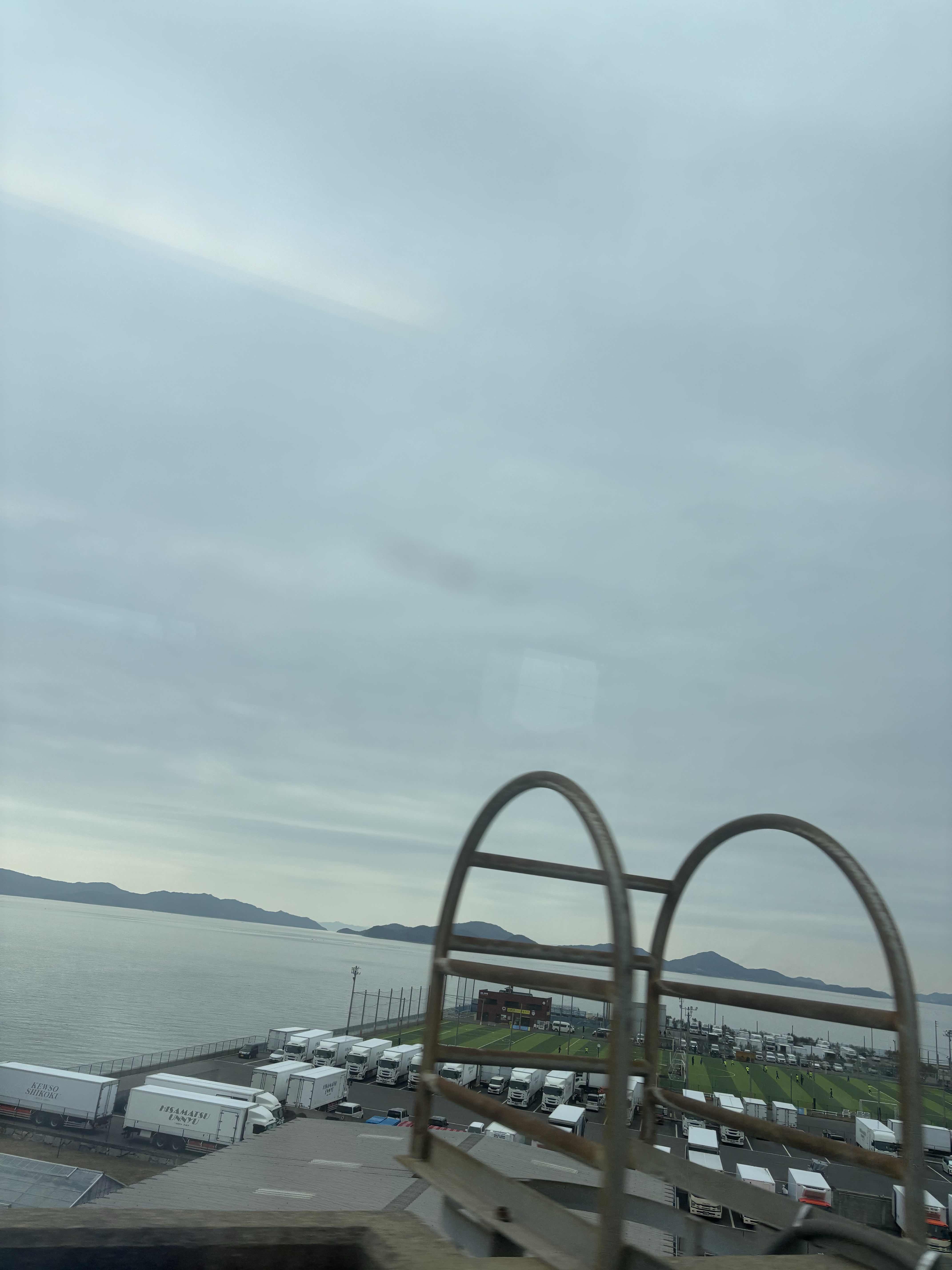 目が覚めたら、視界が低い。
