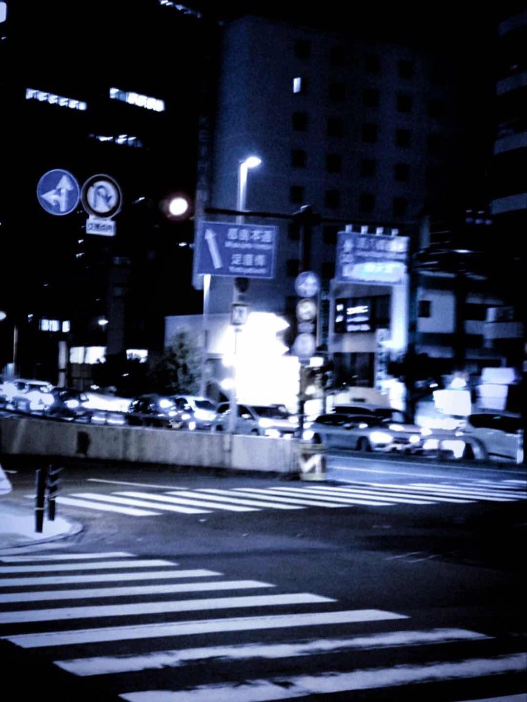 夜明けの交差点