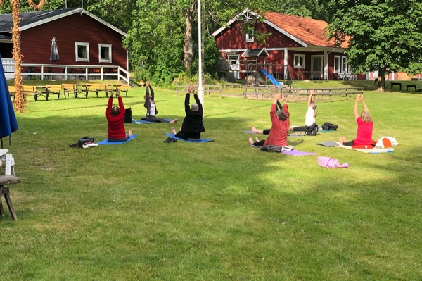 Sommarens naturyoga vid underbara café skogen i örebro