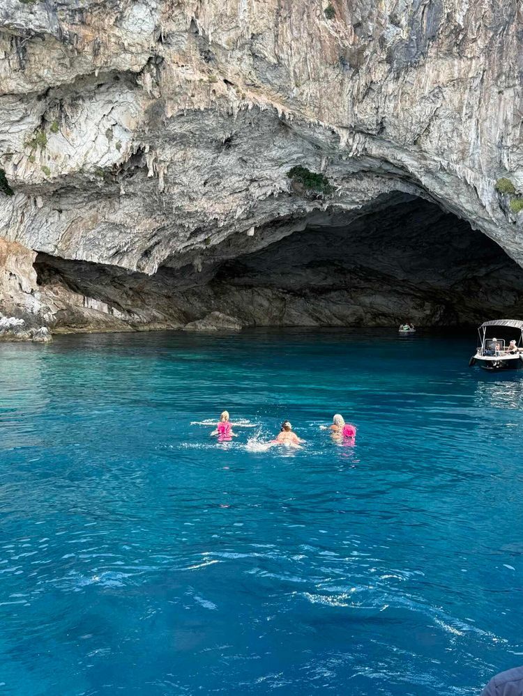 Voyage photo from Cave swim & long lines lunch
