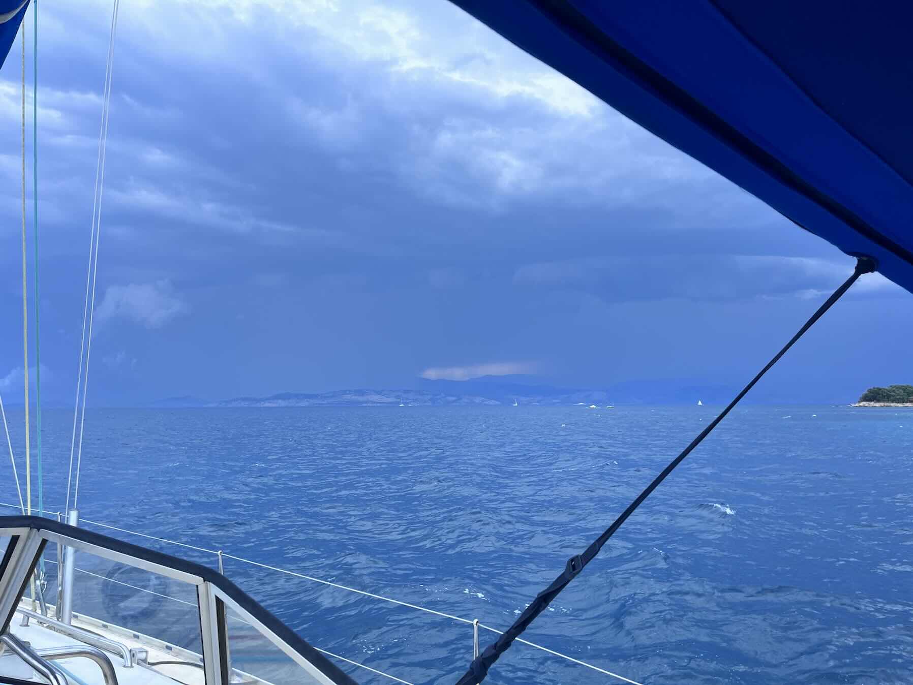 Stormy afternoon - back to marina ⚡️ 🌊 _7B5377E5-642E-45F1-BC82-628A07104EAF