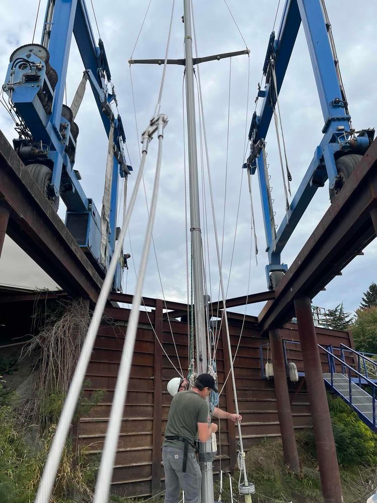 Voyage photo from Motoring to Escapade’s Mast Unstepping