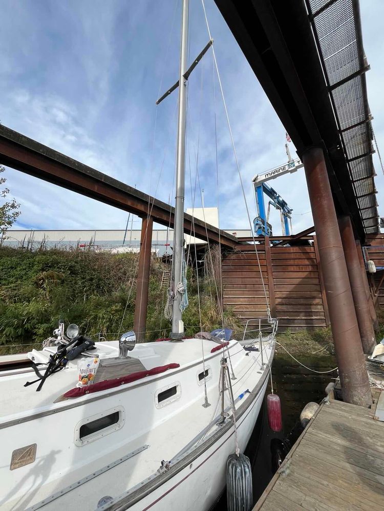 Voyage photo from Motoring to Escapade’s Mast Unstepping