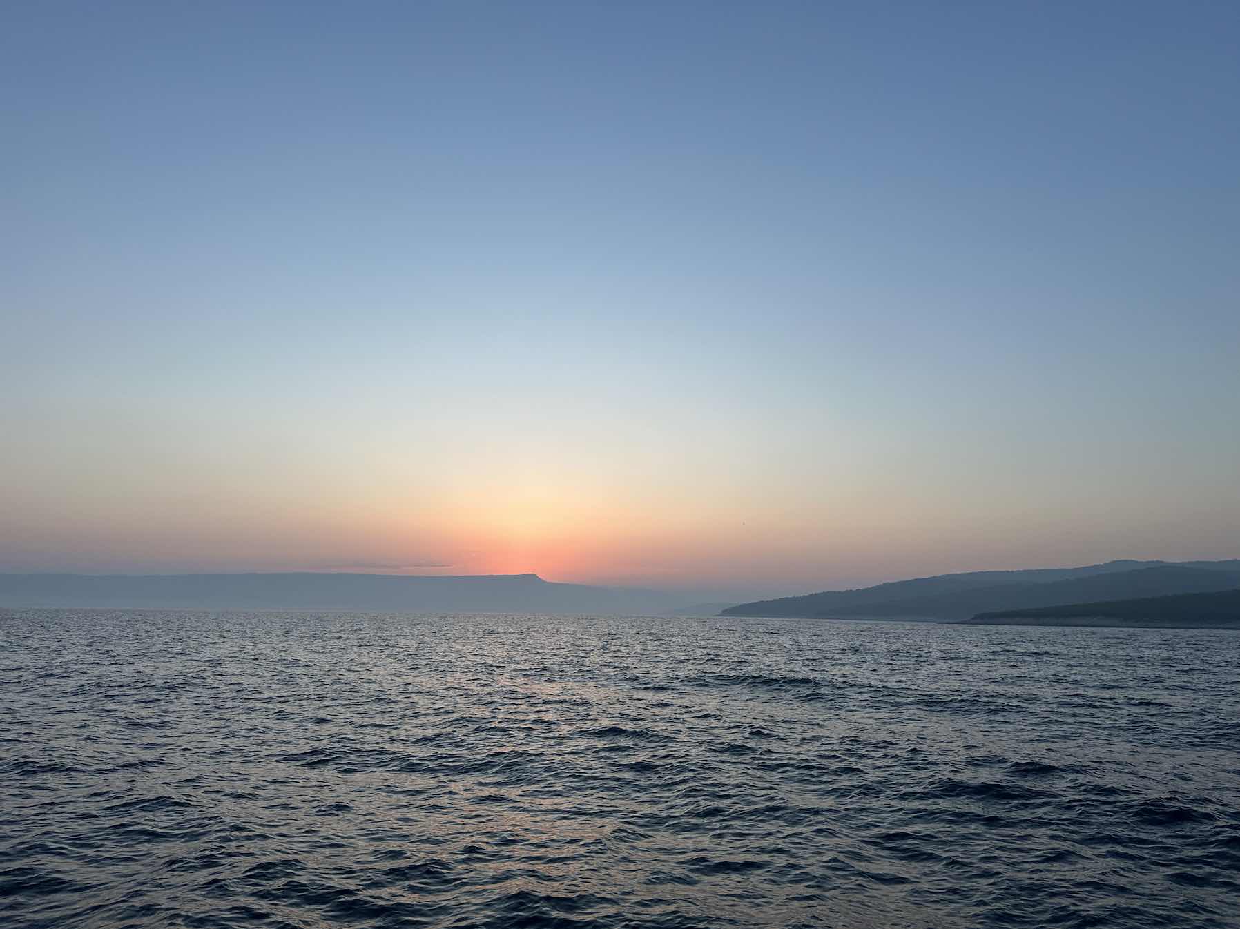 05:00 Fuel run -> Relaxing in a bay all day β½οΈπββοΈ_E676ACB0-C945-4E19-A763-2B97AED864AA
