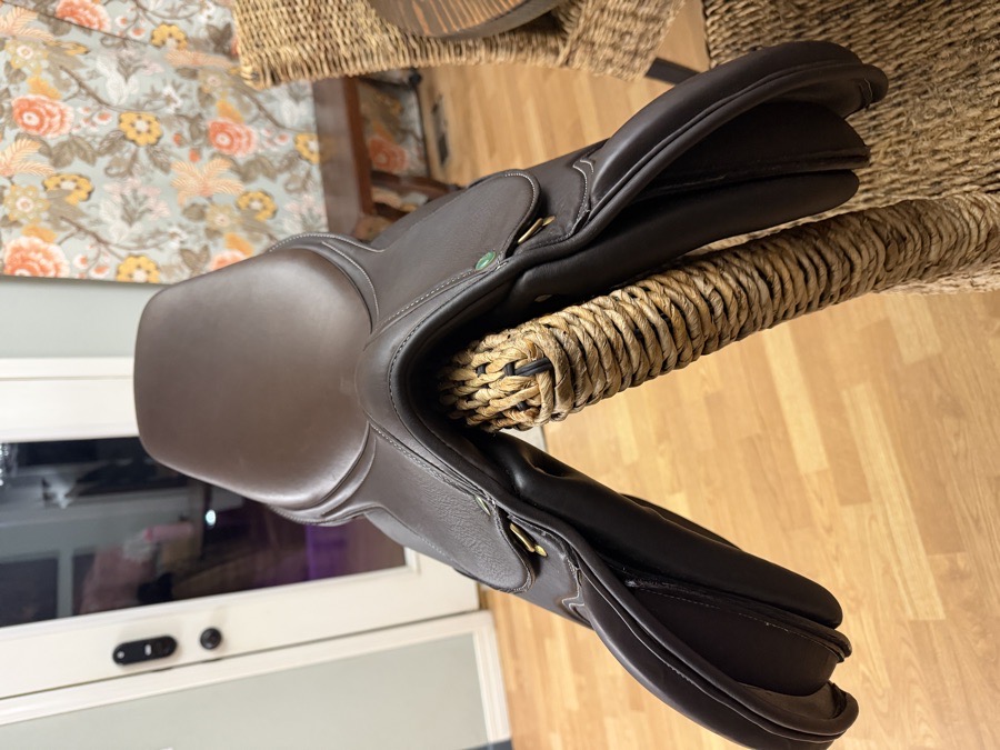 Henri de Rivel Pro Concept Close Contact Saddle – 16.5”