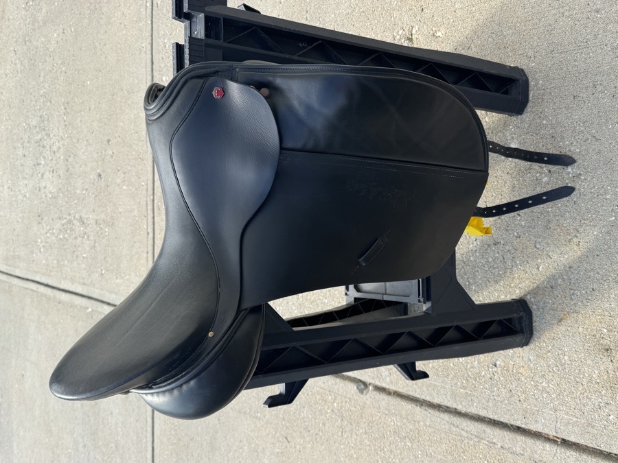 Albion 18” SL dressage saddle, wide tree, beautiful condition