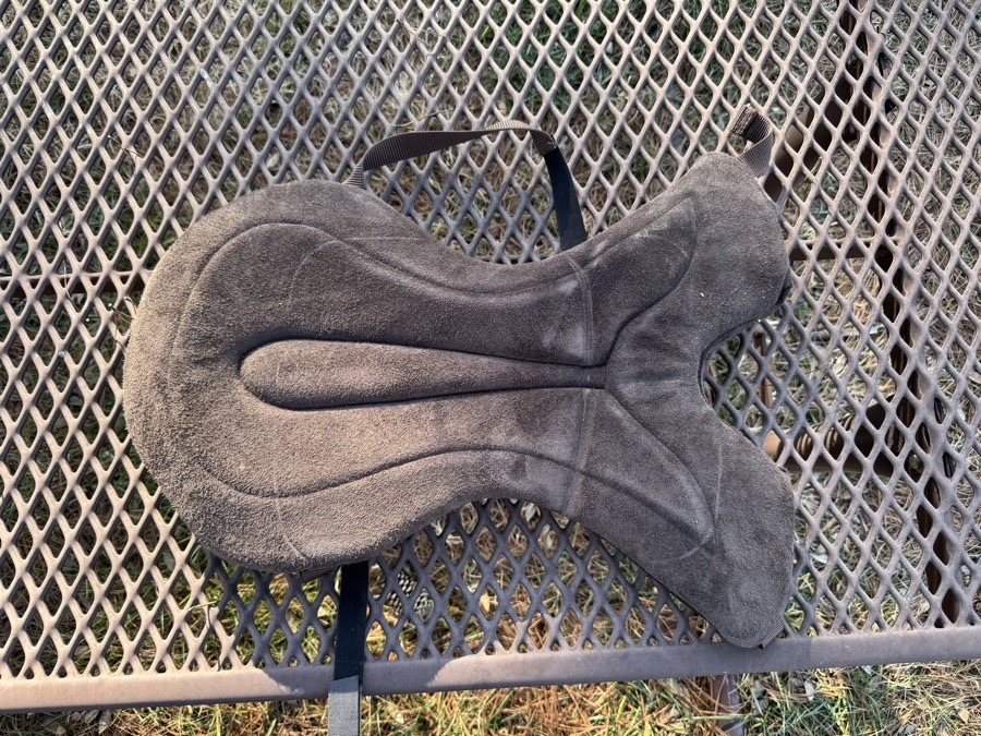 Dark brown cushion for saddle