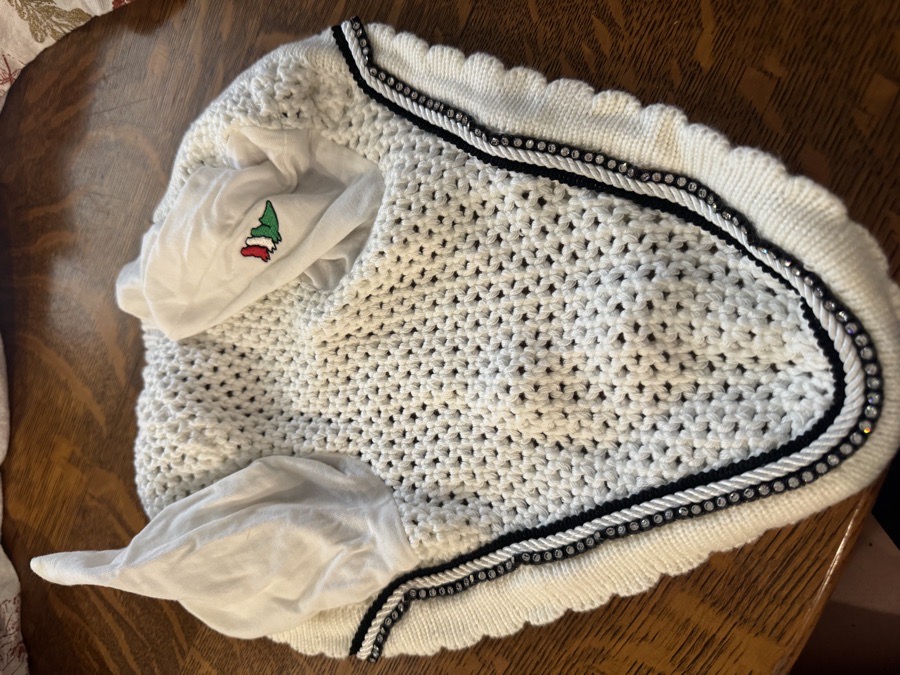 Equiline white bonnet